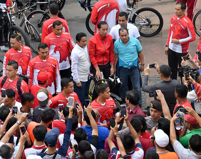 Presiden Joko WIdodo  tidak sungkan menyapa kerumunan warga di sela kegiatannya bersepeda.