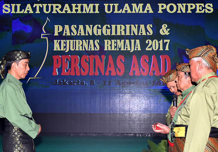 Presiden Joko Widodo disambut pimpinan pesantren  Pesantren Minhaajurrosyidiin dan sesepuh Ikatan Pencak Silat Indonesia saat membuka Kejuaraan Nasional Tingkat Remaja Perguruan Pencak Silat Nasional 2017.
