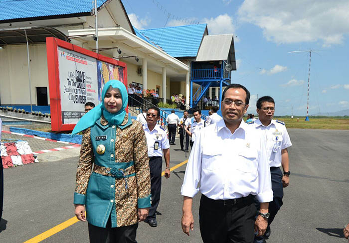 Menhub Budi Karya Sumadi didampingi Bupati Jember Faida meninjau berbagai fasilitas yang dimiliki Bandara Notohadinegoro Jember.