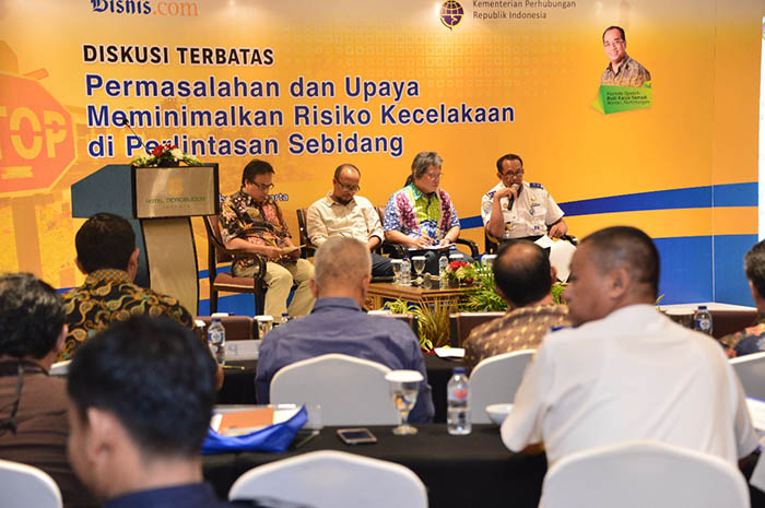 Dalam forum diskusi bertema Permasalahan dan Upaya Meminimalkan Risiko Kecelakaan di Perlintasan Sebidang  terungkap di di Pulau Jawa total terdapat 4302 perlintasan sebidang yang terdiri dari 969 perlintasan dijaga, 2923 perlintasan tidak dijaga, dan 410 perlintasan liar. 