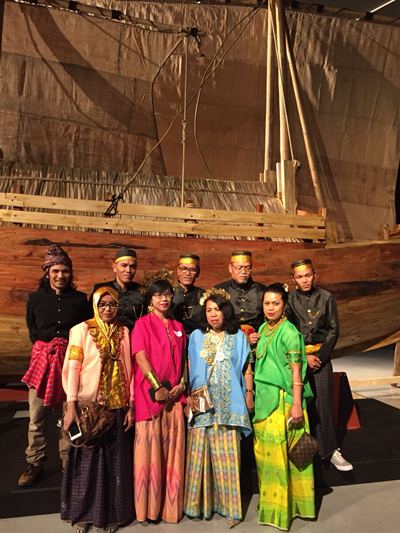 Sebagian peserta pameran dari Indonesia berfoto bersama dengan latar belakang kapal Padewakang [Foto ISTIMEWA]