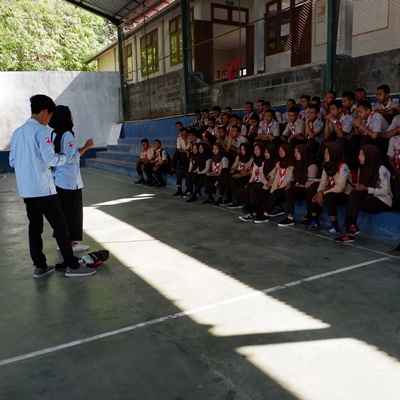 Pelajar SMKN 1 Karimunjawa, Jepara, Jawa Tengah mengikuti Pelatihan Kegawadaruratan bersama Tim Uksema UGM [Foto ISTIMEWA]