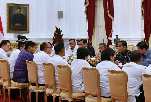 Dalam pertemuan pengurus Kadin dengan Presiden Joko Widodo berserta sejumlah Menteri Kabinet Kerja serta pejabat pemerintahan/kepresidenan, Presiden  meminta para pengusaha untuk menyampaikan kendala yang dihadapi di lapangan [Foto ISTIMEWA] 
