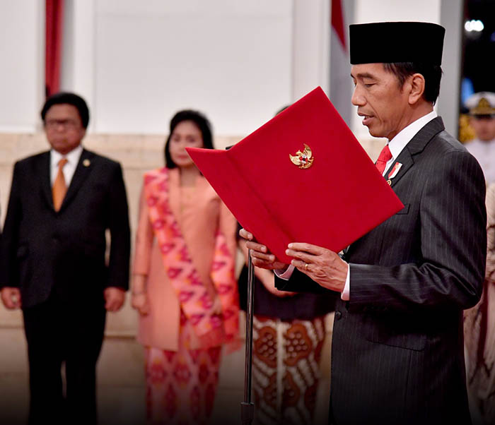 Presiden Joko Widodo mengambil sumpah sekaligus melantik Sri Sultan Hamengkubuwono X dan Kanjeng Gusti Pangeran Adipati Aryo Paku Alam X sebagai Gubernur dan Wakil Gubernur Daerah Istimewa Yogyakarta (DIY).
