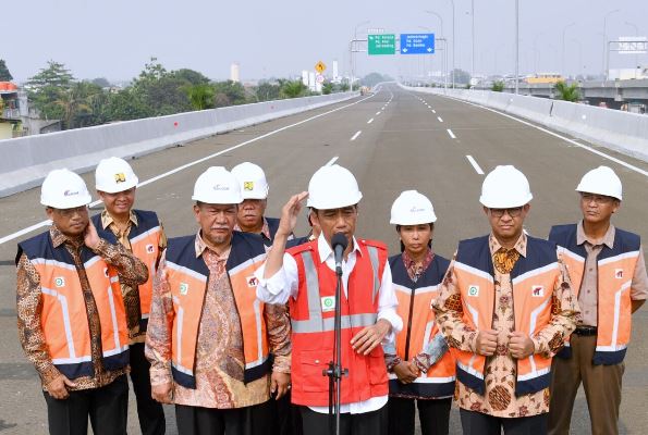 Pemerintahan Joko WIdodo - Jusuf Kalla  membangun jalan tol Becakayu yang mangkrak 20-an tahun lalu [Foto Laily Rachev/Biro Pers Setpres]