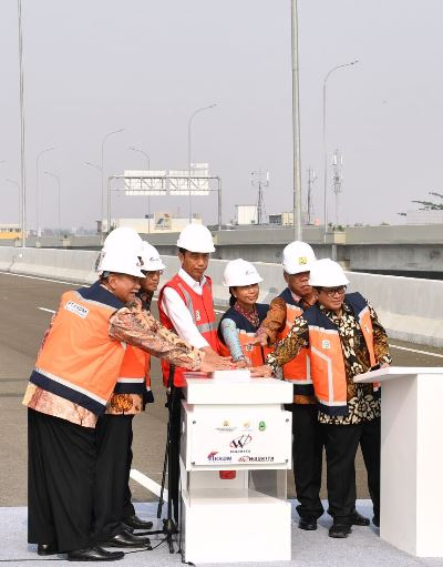 Presiden Joko Widodo bersama Menteri Kabinet Kerja menekan tombol menandai peresmian jalan tol Becakayu [Foto Laily Rachev/ Biro Pers Setpres]