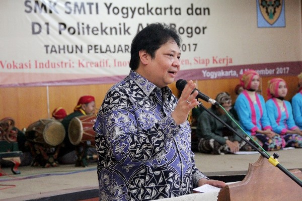 Menteri Perindustrian Airlangga Hartarto memberikan sambutan pada Wisuda SMTI Yogyakarta dan D1 Politeknik AKA Bogor di Yogyakarta [Foto ISTIMEWA]