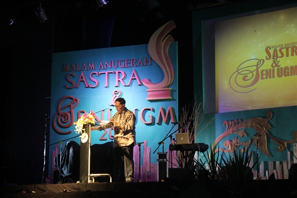 Kritikus Sastra, Sastrawan, dan Guru Besar Fakultas Sastra Universitas Negeri Surabaya Prof. Dr. Budi Darma, M. A. [Foto Ira Khumairoh] 