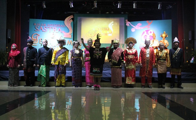 Panitia penyelenggara Malam Anugerah Sastra dan Seni FIB UGM mengenakan pakaian adat nusantara melambangkan kebhinekaan etnis, seni, dan budaya di Indonesia [Foto Ira Khumairoh]  