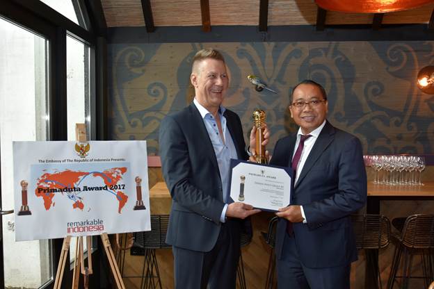Dubes Puja (kanan) berfoto bersama pengusaha Belanda penerima anugerah Primaduta Award 2017 [Foto ISIMEWA]