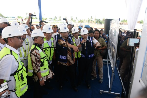 Jalur kereta Bandar Tinggi – Kuala Tanjung, menurut Menhub Budi Karya Sumadi dapat memindahkan angkutan logistik dari jalan raya ke kereta api sehigga kepadatan lalu lintas di jalan raya dapat ditekan [Foto ISTIMEWA]