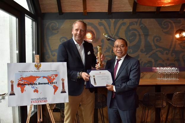 Dubes Puja (kanan) berfoto bersama pengusaha Belanda penerima anugerah Primaduta Award 2017 [Foto ISIMEWA]