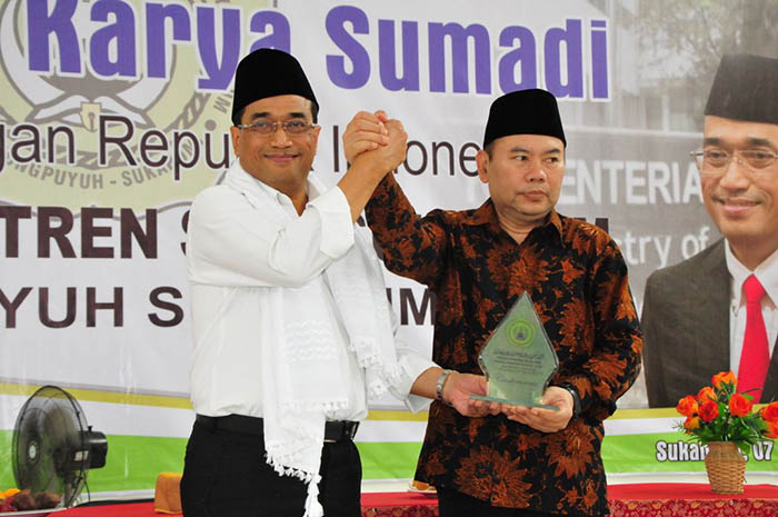 Menteri Perhubungan Budi Karya Sumadi (kiri) siap berikan beasiswa untuk para santri dan santriwati.