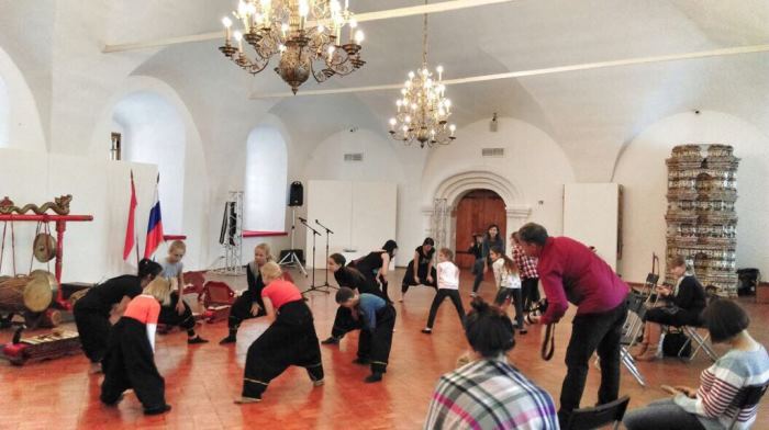 Siswa-siswi sekolah di Kota Suzdal, Rusia sedang mengikuti workshop tarian daerah Indonesia [Foto ISTIMEWA]