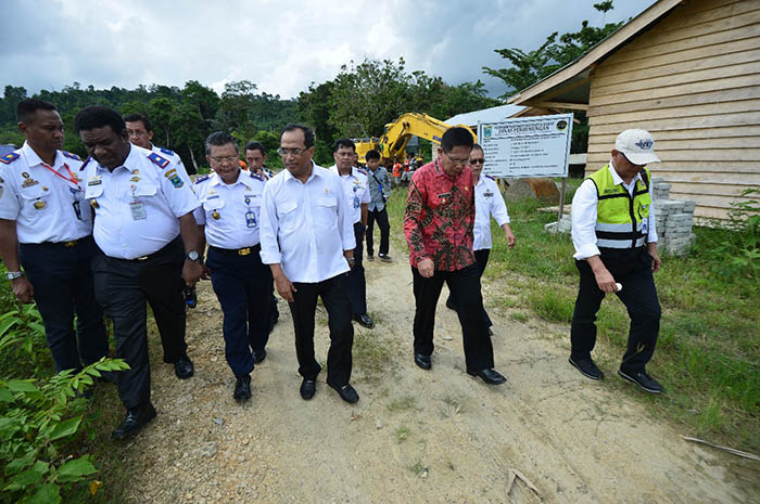 Menteri Perhubungan Budi Karya Sumadi meninjau lokasi Bandara Rendani Manokwari, Papua Barat.