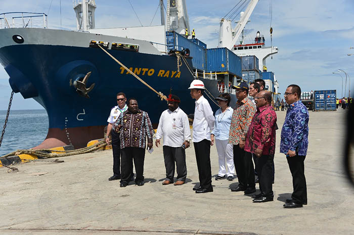 Presiden Joko Widodo didampingi Menteri Perhubungan Budi Karya Sumadi (ketiga dari kanan) meninjau Pelabuhan Nabire, Kabupaten Nabire, Papua.