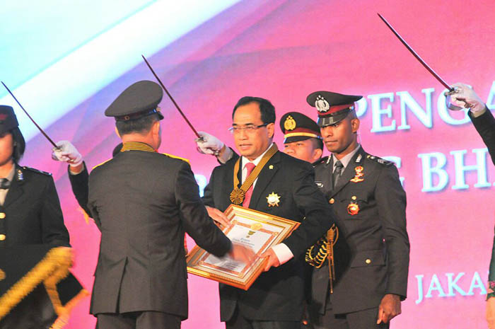 Menhub Budi Karya Sumadi menerima penghargaan Bhayangkara Utama karena dinilai berhasil dalam penyelenggaraan angkutan Lebaran 2017.
