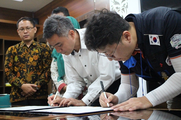 Dekan SV UGM Wikan Sakarinto, S.T., M. Sc., Ph. D., dan Direktur JVC Park Jeong Seok menandtangani nota kesepahaman bersama [Foto ISTIMEWA]