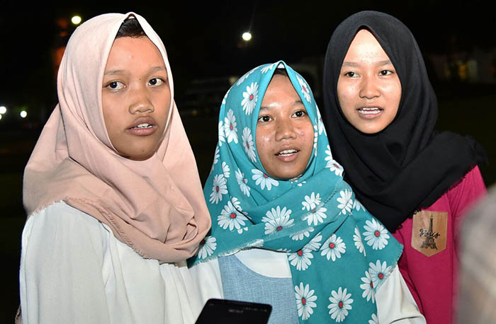 Presiden Joko Widodo menerima tiga siswi asal Madiun  untuk menginap  di  Gedung Agung Istana Kepresidenan Yogyakarta.