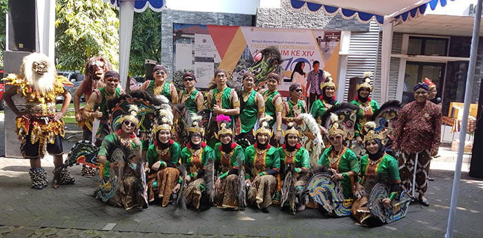 Beragam tema bernuansa adat tradisi dan seni pertunjukan tradisional diusung peserta Karnaval Budaya FKG UGM [ Foto ISTIMEWA]