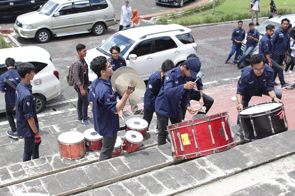 Mahasiswa "supporter" berikut perlengkapan tetabuhan drum menyambut gembira kawan mereka yang telah diwisuda [Foto Seraphina Dewanti/KAGAMA]