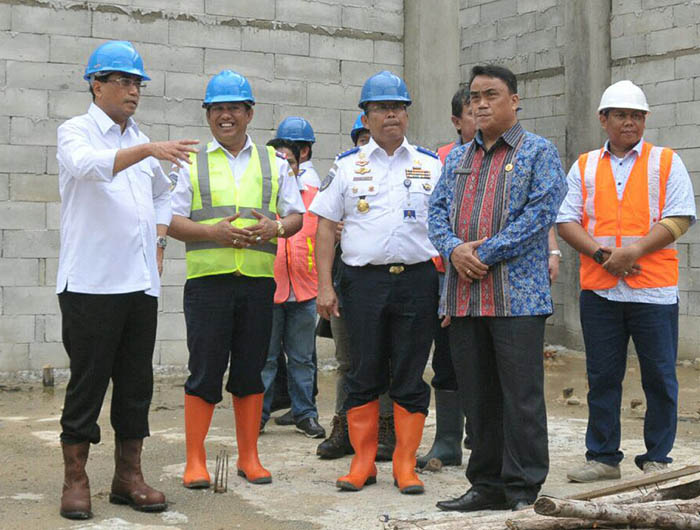 Menteri Perhubungan Budi Karya Sumadi (paling kiri) yakin kehadiran Dry Port akan menumbuhkan semangat usaha masyarakat sekitar.