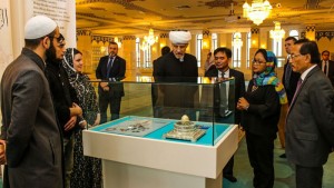 Menlu RI Retno Marsudi saat mengunjungi Masjid Agung Moskow