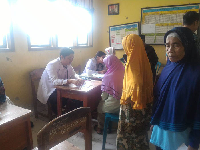 Pengobatan gratis kepada masyarakat menjadi salah satu kegiatan sosial yang dilakukan KAGAMA Lampung. Foto : KAGAMA Lampung