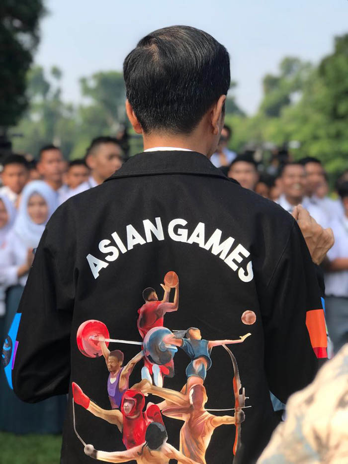 Presiden Joko Widodo mempromosikan ajang Asian Games edisi ke-18 lewat  jaket yang dikenakannya itu.