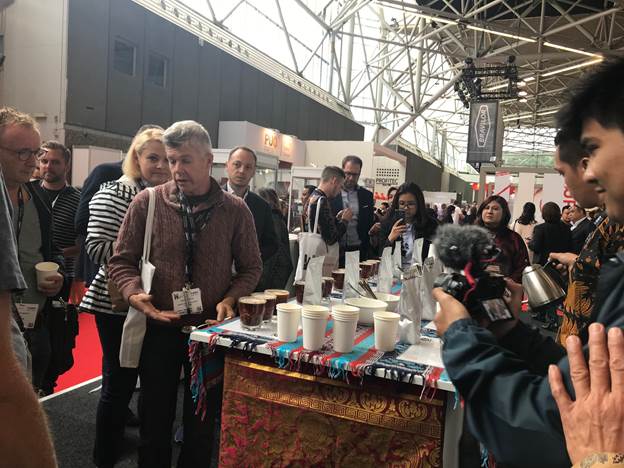 Keikutsertaan Indonesia pada Pameran World of Coffee 2018, Dubes Puja juga berharap terjadinya transaksi dagang signifikan yang mendorong semakin meningkatnya permintaan Pasar Belanda dan Eropa lainnya terhadap produk Kopi Indonesia. 