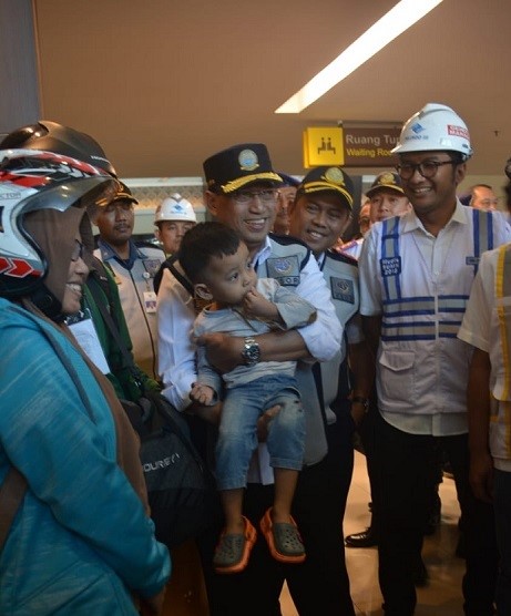Menteri Perhubungan Budi Karya Sumadi berbincang-bincang akrab dengan keluarga pemudik. 