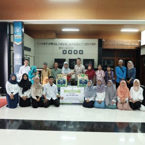 Baitul Maal Muamalat Berikan Santunan Ramadan bagi Warga Kurang Mampu di Sekolah Vokasi.(Foto: Dok. Humas SV)