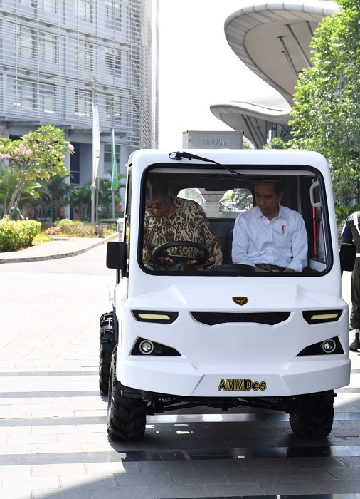 Presiden Joko Widodo dan Menteri Perindustrian Airlangga Hartarto mencoba Angkutan Mekanis Multiguna Pedesaan (AMMDes). Foto : Deputi Bidang Protokol, Pers, dan Media Sekretariat Presiden
