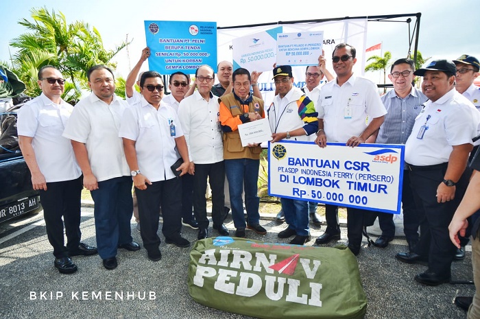 Menteri Perhubungan berkesempatan memberikan bantuan secara simbolis dari Komunitas Transportasi Udara kepada Badan Nasional Penanggulan Bencana untuk membantu masyarakat Lombok 