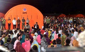 Presiden bertemu korban gempa Lombok di pengungsian.(Foto: Dok. Biro Pers Setpres)