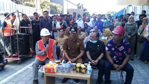 Tim pemeriksa bangunan merupakan tim tambahan yang dikirim UGM untuk membantu korban gempa bumi di Lombok.(Foto: Dok. Tim DERU)