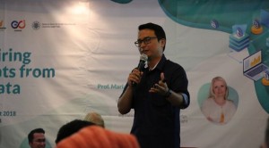Guntur menyampaikan tentang pemanfaatan big data untuk melakukan analisis pola perilaku masyarakat lewat media sosial dan online pada masyarakat Indonesia.(Foto: Dok. Humas UGM)