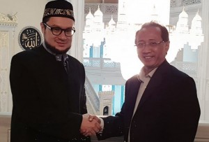 Imam Masjid Agung Moskow Islam Khazrat Zaripov mengenakan peci Indonesia saat bertemu Dubes RI Moskow, M. Wahid Supriyadi dan Delegasi Indonesia di Masjid Agung Moskow, 15 September 2018. (Foto: KBRI Moskow)