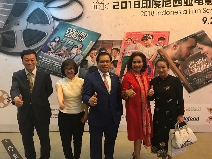 Dubes Djauhari Oratmangun (tengah) bangga empat film Indonesia mendapat apresiasi dari masyarakat di Beijing. Foto : KBRI Beijing