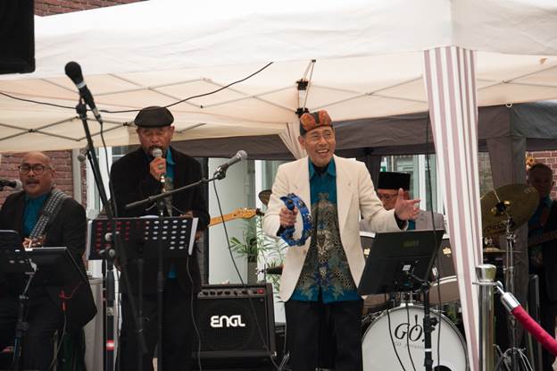 Alunan lagu-lagu lawas Indonesia yang dibawakan grup musik Krontjong Toegoe mampu menghibur pengunjung. Foto : KBRI Den Haag