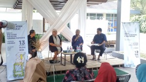 Yus Kayam (sedang berbicara) Bersama Sita Kayam dan Gunawan Maryanto.(Foto: Fazrin)