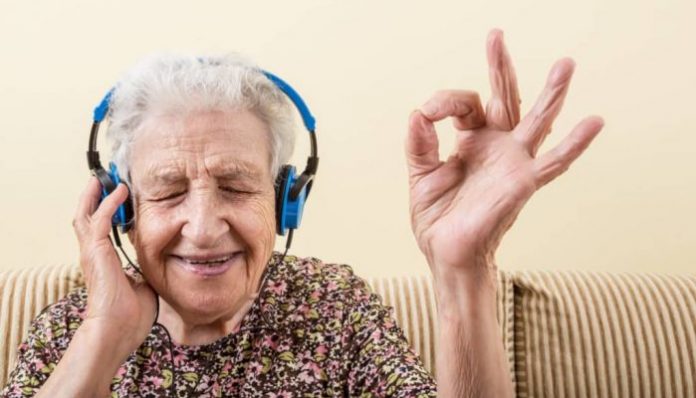 Terapi musik perilaku kognitif diberikan secara individual, empat kali, menggunakan pemutar MP4 dan headphone.(Foto: Hello Sehat)