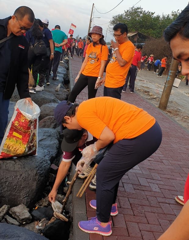 Membersihkan sampah di Pantai Padang Galak. Foto: Kagama Goes to Munas