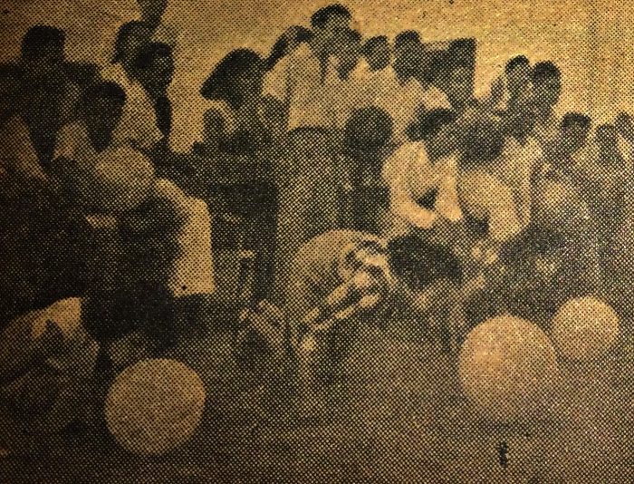 Berbagai perlombaan yang digelar di antaranya lomba menggelindingkan bola dan menghabiskan minuman bersoda. Foto: Majalah Gadjah Mada 1953