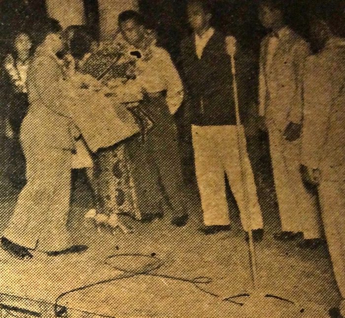 Di akhir acara menjelang penutupan panitia menggelar perlombaan guna mengakrabkan kembali hubungan antar panitia dan mahasiswa baru. Foto: Majalah Gadjah Mada 1953