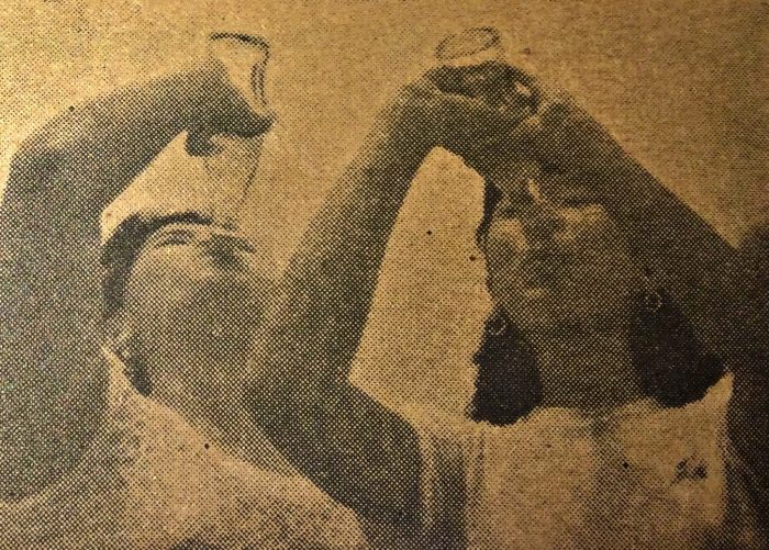 Lomba menghabiskan minuman bersoda. Foto: Majalah Gadjah Mada 1953