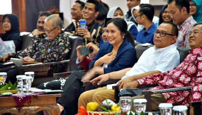 Meskipun mengenakan kemeja putih dan celana kasual, Sekjend KAGAMA Ari mengawali sambutannya dengan bahasa Bali. Foto: Taufiq Hakim