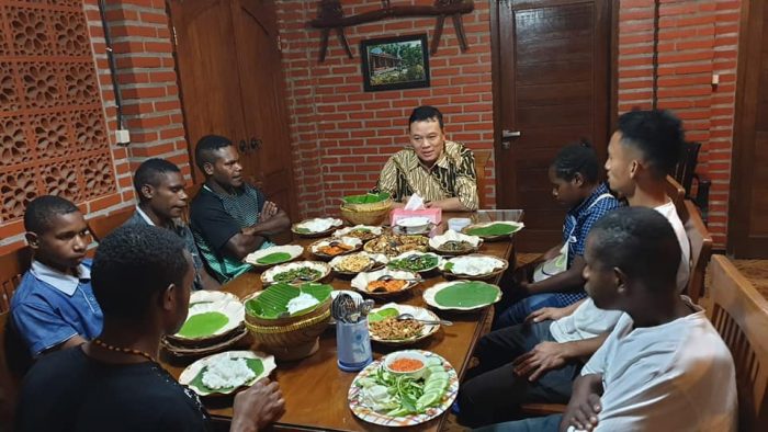 Makan bersama anak-anak Papua di rumah Bambang. Foto: GTP UGM