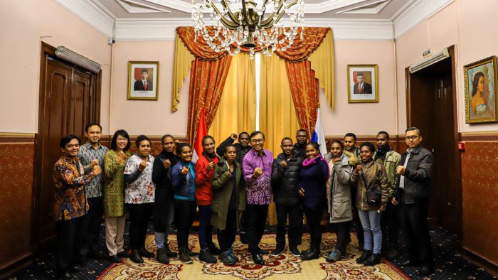Sebanyak 14 mahasiswa Indonesia asal Papua bertandang ke KBRI Moskow. Foto: KBRI Moskow