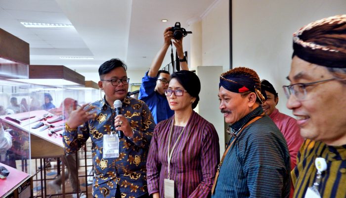 Direktur Utama RSUP Dr. Sardjito, Dr. dr. Darwito, SH, Sp.B(K)Onk (lurik hijau) meninjau lokasi pameran Mahakarya Keris Nusantara. Foto: Kinanthi